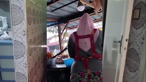 Sensual Ibu Rumah Tangga Muslim Indonesia Yang Montok