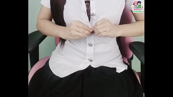 สาวนักศึกษาหน้าใสเผลอโชว์ของร้อนบนโต๊ะคอม ใช้จู๋ปลอมยัดเต็มแรงจนเสียวสะท้าน