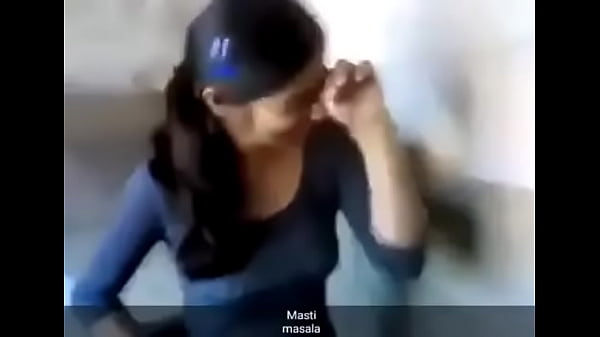 Gadis Desi Seksi Melepas Pakaian Dengan Menggoda