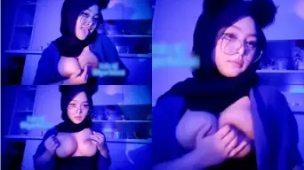 Cewek Berhijab Tampil Seksi Dengan Gaya Kuping Kucing Yang Menggoda