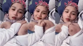 Goyang Montok Berhijab, Remasan Dadanya Menggoda