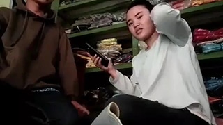 Goyang Ranjang Di Balik Kasir Saat Toko Sepi