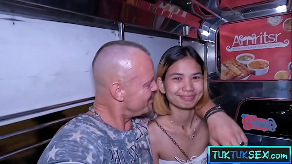 Gadis Thai Mungil Digoyang Di Tuk-tuk Pattaya Untuk Ngesex