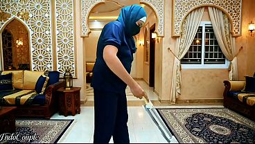 Pembantu Rumah Jilbab Disuruh Hisap Kontol Bos, Langsung Telan Semua Airnya