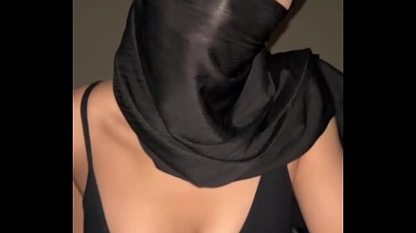 Arab, Muslim, Hijabo: Puting Montok Menggoda Di Balik Kain