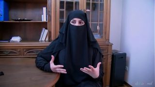 Kesepakatan Abad Ini Ditutup Dengan Ciuman Basah Dari Pelacur Berhijab Arab Bernama Lilimissarab.