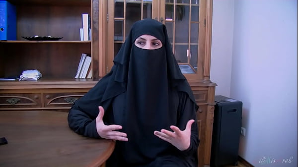 Kesepakatan Abad Ini Ditutup Dengan Ciuman Basah Dari Pelacur Berhijab Arab Bernama Lilimissarab.