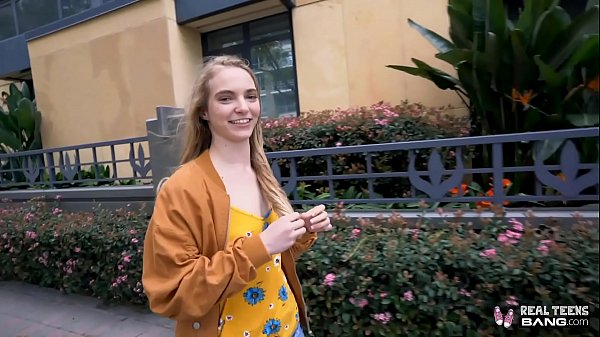 Gadis Rusia Mungil Diterjang Hingga Celahnya Melebar