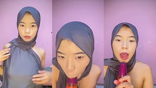 Acel Celva Jilbab Hitamnya Nyempong Botol, Crot Di Dalem Mulut.