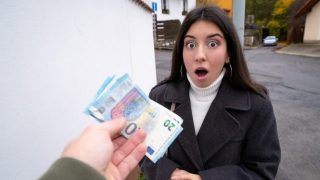 Agen Umum – Pembantu Rumah Mungil Doyan Nyedot