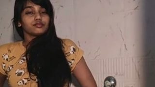 Desi Cewek Lagi Mandi, Baju Dilepas, Makin Horny Di Kamar Mandi.