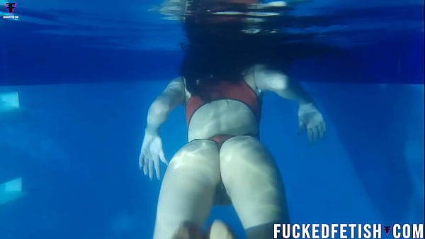 Helen Star Pake Baju Renang Seksi, Malem-malem Di Kolam, Napasnya Berat, Bikin Greget.