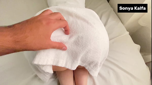 Ibu Tiri Seksi Digenjot Habis Setelah Berenang