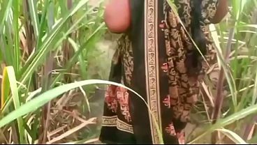 Ibu Tiri Dan Anak Tiri Ngewe Di Luar Rumah Di Desa, Basah Kuyup Kena Angin.