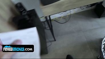 Anak Tiri Cewek Latin Menggoda Bapak Tirinya Dengan Tubuh Mulus Dan Seksi.