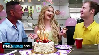 Anak Tiri Mungil Bertetek Alami, Daisy Lavoy, Menggoda Dan Naik Ke Atas Kontol Bapak Tirinya.