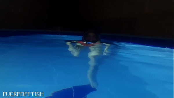 Helen Star Pake Baju Renang Seksi, Kena Masker Malem, Siap Main Di Kolam, Bikin Greget.