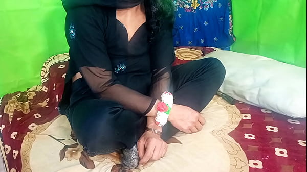 Bajunya Hitam, Jilbabnya Rapat, Si Bhabhi Desi Digebrak Kasar Dari Belakang Sama Kontol Si Dever India, Ngencrot Dalam-dalam Di Lubang Pantatnya.