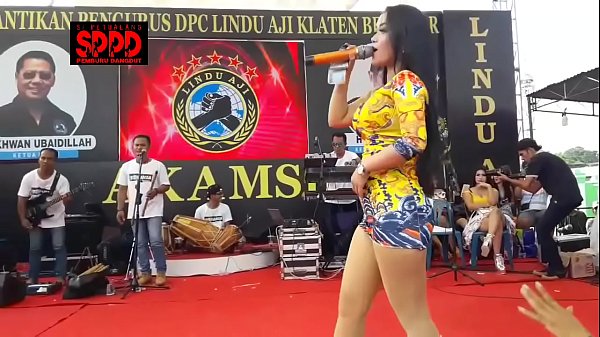 Tari Erotis Indonesia – Sintya Riske Goyang Liar Bikin Muncrat Di Panggung