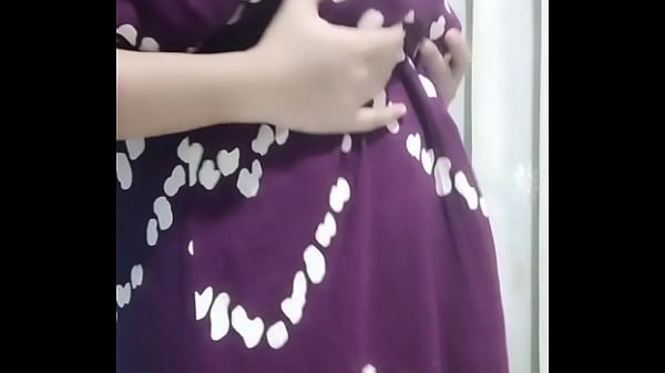 Bu Guru Hijab Sengaja Pamer Bagian Bawah Rok Yang Basah.