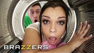 Tonton Nih! Cewek-cewek Sange Terjebak Di Situasi Liar, Langsung Nge-seks Panas Bareng Bintang Brazzers Paling Gede!