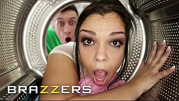 Tonton Nih! Cewek-cewek Sange Terjebak Di Situasi Liar, Langsung Nge-seks Panas Bareng Bintang Brazzers Paling Gede!