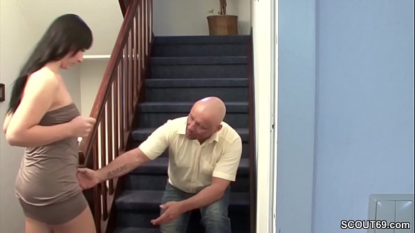 Bapak Tiri Ngewe Anak Ceweknya Yang Sange Di Lorong Rumah.