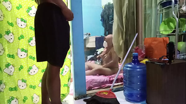 Ngentot Istri Temen Sambil Dia Lagi Colmek, Rasanya Makin Nikmat