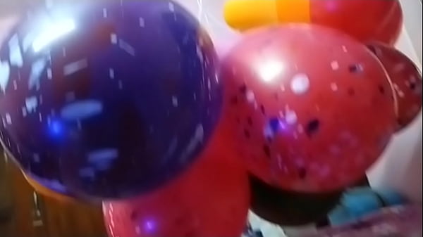 Bocah India Main Balon, Meletus Kena Monyet, Basah Semua.