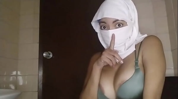 Istriku Muslim Arab Yang Haus Seks, Mainin Memek Basah Sampai Muncrat Diam-diam Saat Suami Pergi