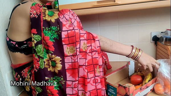 भारतीय देसी फल वाली मालकिन ने भाव तय करने के लिए ग्राहक के साथ जोरदार चुदाई कर डाली हिंदी आवाज़