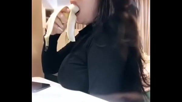 Monica Adhea, Si Model Indo Goyang Lidah Basah Bikin Mabuk Kepayang.