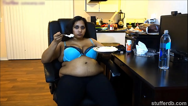 Desi Rose Doyan Banget Ngeces Sama Pie, Sampe Pengen Dijilat-gilat!
