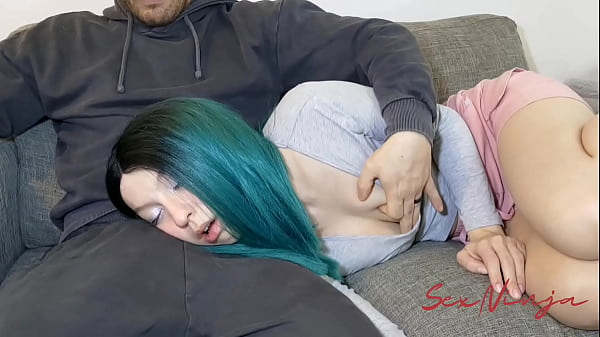 Gue Cuma Mau Rebahan Di Pangkuan Kakak Tiri Biar Bisa Tidur Sambil Merasakan Hangatnya Badan Dia.