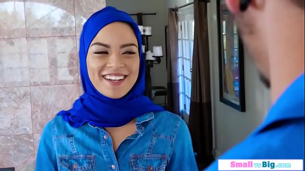 Pelacur Arab Mungil Digenjot Dua Pria Besar