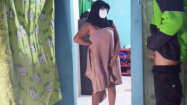 Kepergok Tukang Ojol Pas Lagi Mainin Kontol Sendiri Sambil Nunggu Makanan.