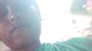 Bengali Boudi Lagi Hot Saree, Jhuk Ke Chut Maarte Selfie
