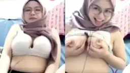 Jilbab Hot Pake Kacamata, Pamer Toge Bikin Tegang.