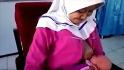 Mahasiswi Kebidanan Lagi Praktek Nyusuin, Bikin Ngilu Lihatnya.