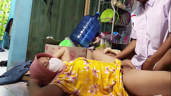 Ajak Ibu Tiri Ngentot Sebelum Berangkat Sekolah, Makin Panas Sambil Siapin Tas.