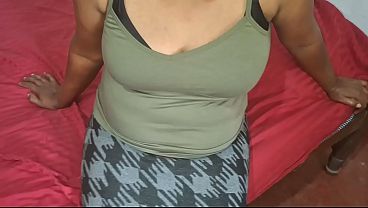 Wanita Asia Lagi Santai Sendirian, Jemari Main Di Selangkangan, Napas Mulai Berat.