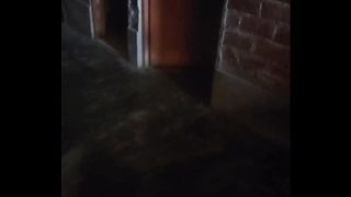 Ibu Muda Janda Manis Buka Pintu Rumah Buat Duit, Ngajak Main Di Dalam.