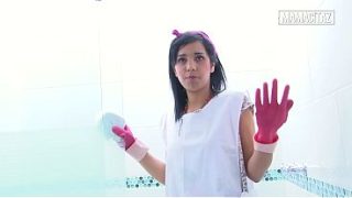 Pembantu Hotel Pakai Sarung Tangan Karet, Bungkuk Sambil Gosok Kamar Mandi, Bikin Lihat Ngiler.