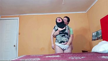 Wanita Berhijab Digobloki Dari Belakang Gaya Anjing