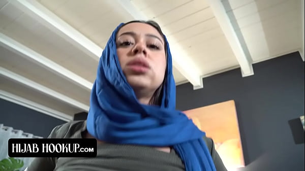 Nakal Banget, Cewek Arab Ini Nyedot Kontol Kakak Tirinya Biar Dia Bungkam Dari Ortu Tiri Yang Galak.