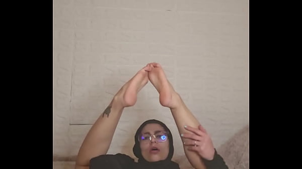 Ibu Rumah Tangga Arab, Mia Pakai Niqab, Kaki Montok Siap Digoyang.