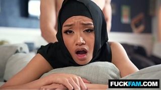 Jade Kimiko & Parker Ambrose: Jilbab Terbuka, Budaya Barat Diserbu Nafsu Liar