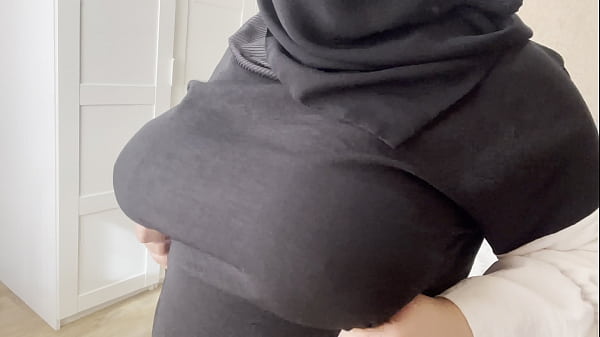 Teman Arab Istrinya Pamer Tetek