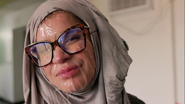 Hijab Cosplay – Ibu Bule Amerika Muka Ditiban Kontol