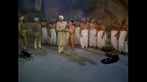 Makam India Yang Basah Kuyup, Siap Digoyang